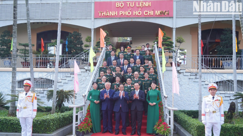 范明正总理和胡志明市司令部领导。