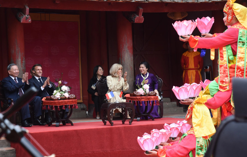 越共中央总书记苏林携夫人吴芳璃和法国总统埃马纽埃尔·马克龙携夫人布丽吉特·马克龙在文庙-国子监品茶和观看顺化宫廷雅乐。 越共中央总书记苏林携夫人吴芳璃和法国总统埃马纽埃尔·马克龙携夫人布丽吉特·马克龙在文庙-国子监品茶和观看顺化宫廷雅乐。