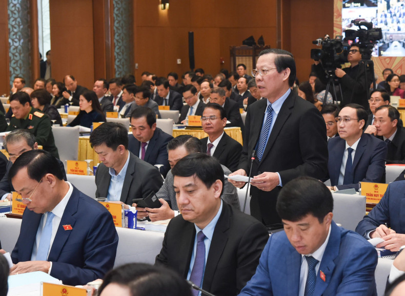 胡志明市人民委员会主席潘文买在会上发表讲话。