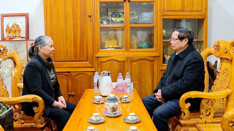 范明正总理亲切询问阮富仲总书记夫人吴氏敏女士的身体健康;并向夫人和家属致以新年祝福。 (图片来源:VGP) 范明正总理亲切询问阮富仲总书记夫人吴氏敏女士的身体健康;并向夫人和家属致以新年祝福。 (图片来源:VGP)