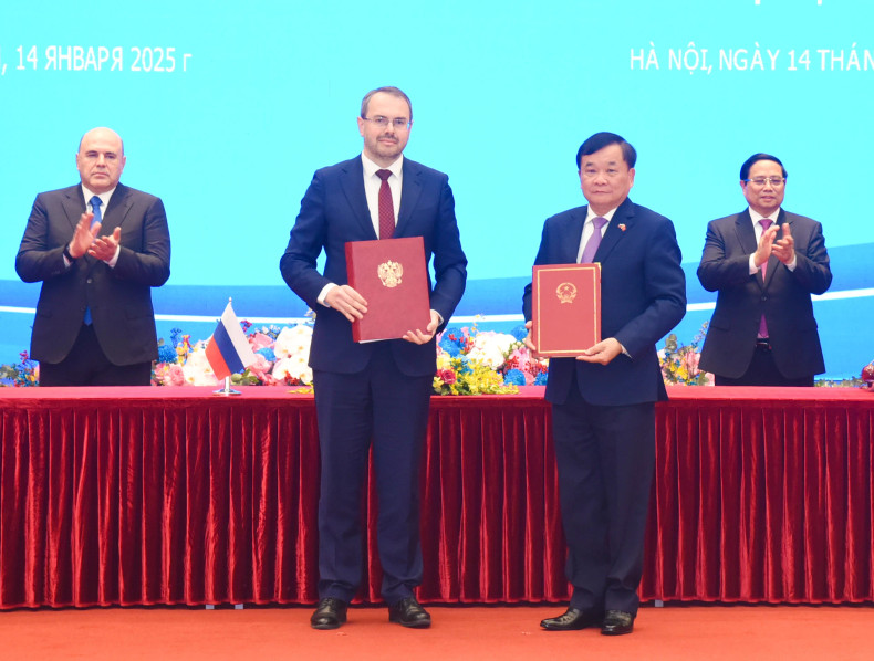 越南政府总理范明正和俄罗斯联邦政府总理米舒斯京见证两国政府有关向越俄热带科技研究中心移交科学研究船的合作协议签字仪式。 越南政府总理范明正和俄罗斯联邦政府总理米舒斯京见证两国政府有关向越俄热带科技研究中心移交科学研究船的合作协议签字仪式。