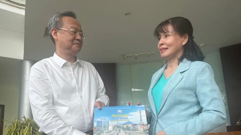 陈建文同志向阮氏春香同志赠送纪念品。 陈建文同志向阮氏春香同志赠送纪念品。