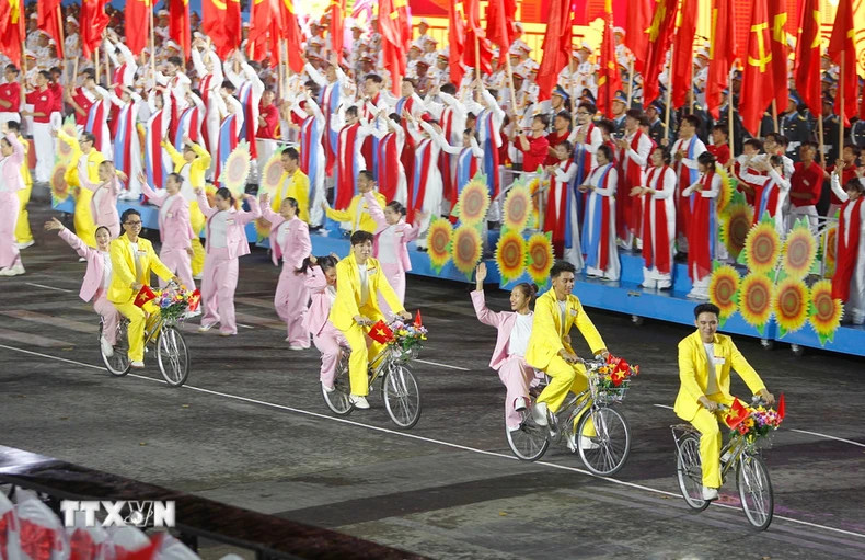 胡志明市艺术家队伍的艺术表演节目。(图片来源:越通社) 胡志明市艺术家队伍的艺术表演节目。(图片来源:越通社)
