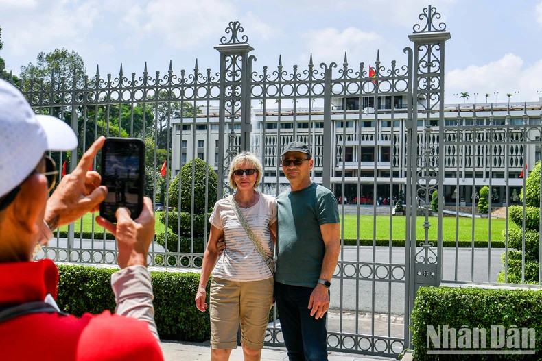 游客在独立宫前打卡。（成达 摄）