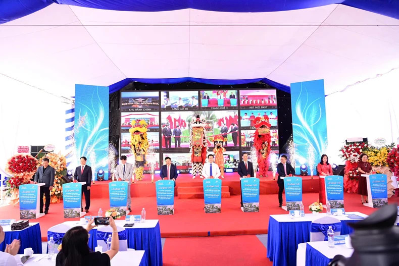 安老县的长锐三产业集群破土动工。 安老县的长锐三产业集群破土动工。