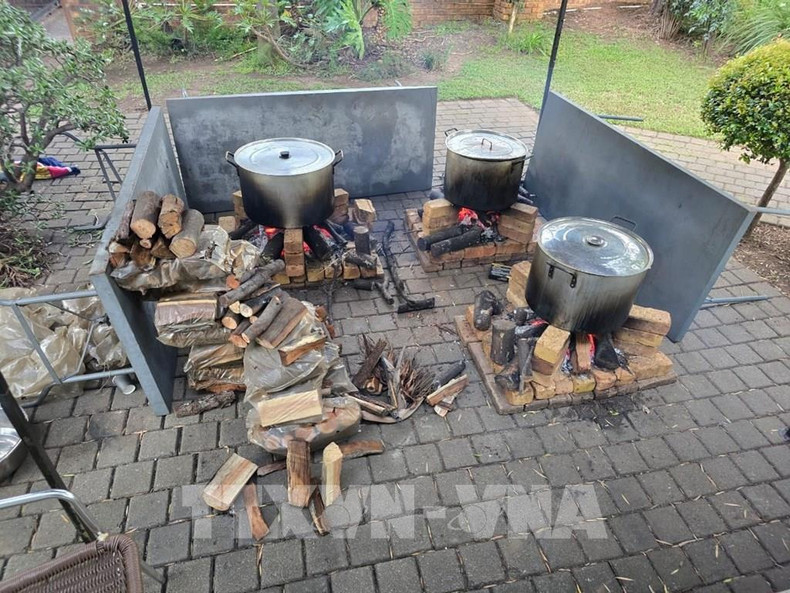 包粽子迎新春,增进南非越南人社群的感情。(图片来源:越通社) 包粽子迎新春,增进南非越南人社群的感情。(图片来源:越通社)