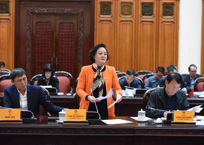 内务部长范氏青茶在会上发表讲话。