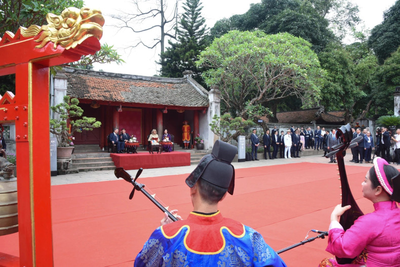 越共中央总书记苏林携夫人吴芳璃和法国总统埃马纽埃尔·马克龙携夫人布丽吉特·马克龙在文庙-国子监观看顺化宫廷雅乐。 越共中央总书记苏林携夫人吴芳璃和法国总统埃马纽埃尔·马克龙携夫人布丽吉特·马克龙在文庙-国子监观看顺化宫廷雅乐。