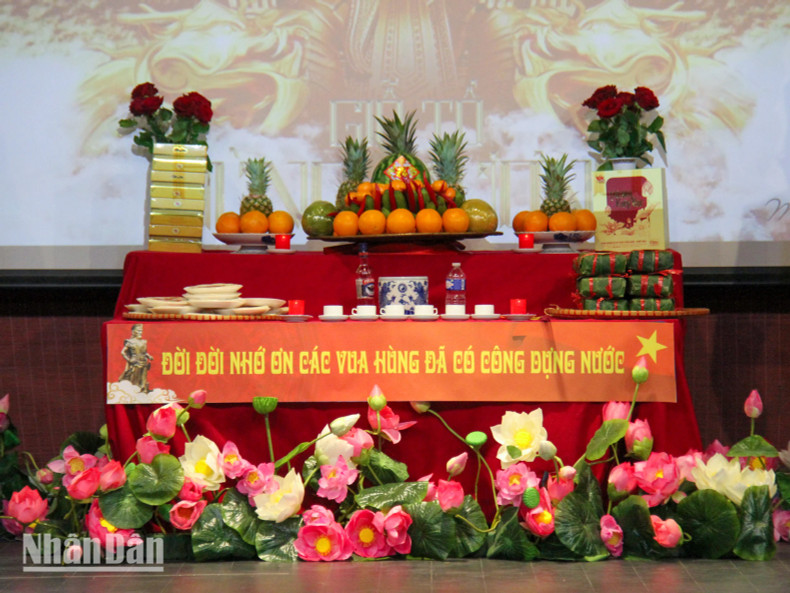 这是越南驻法代表机构和旅居法国历代越南人表达爱国情怀和民族自豪感的重要机会。 这是越南驻法代表机构和旅居法国历代越南人表达爱国情怀和民族自豪感的重要机会。