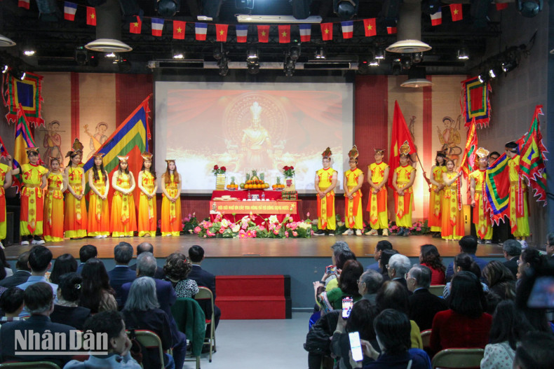 雄王祭祖日活动不仅是缅怀民族根源的机会,而且也是国内和远离他乡所有越南人团结相爱精神的象征。 雄王祭祖日活动不仅是缅怀民族根源的机会,而且也是国内和远离他乡所有越南人团结相爱精神的象征。