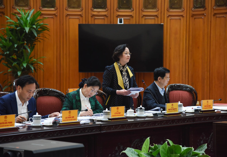 与会代表在会上发表讲话。 与会代表在会上发表讲话。