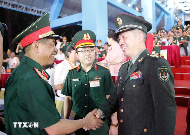 越南人民军领导(左)会见出席预演活动的中国军队领导。(图片来源:越通社) 越南人民军领导(左)会见出席预演活动的中国军队领导。(图片来源:越通社)
