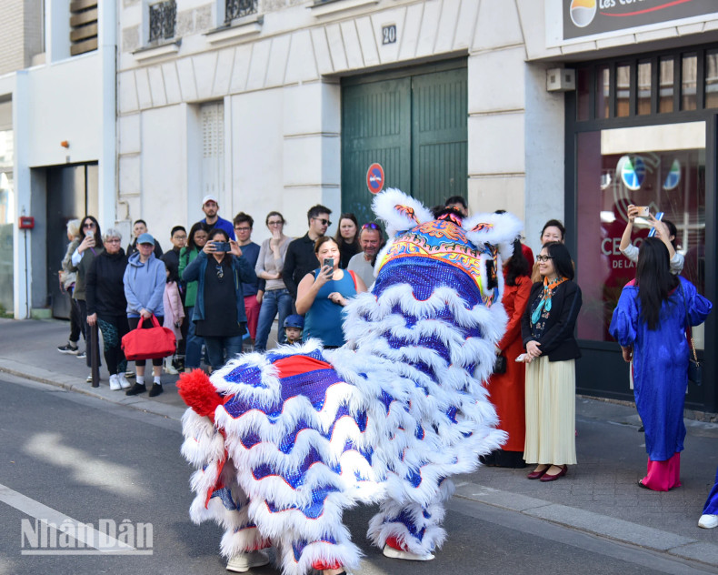 雄王祭祖日活动按照民族风俗习惯在法国举行,包括游行、敬香和献花等仪式,吸引众多法国民众的关心。 雄王祭祖日活动按照民族风俗习惯在法国举行,包括游行、敬香和献花等仪式,吸引众多法国民众的关心。