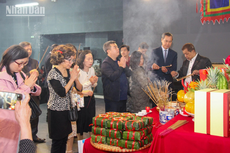 旅居法国越南人上香缅怀各位雄王和先辈们。 旅居法国越南人上香缅怀各位雄王和先辈们。