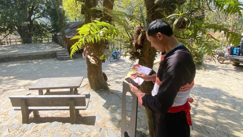 NFC芯片信息牌已安装在辛水湖（Sin Suối Hồ）社区旅游村。