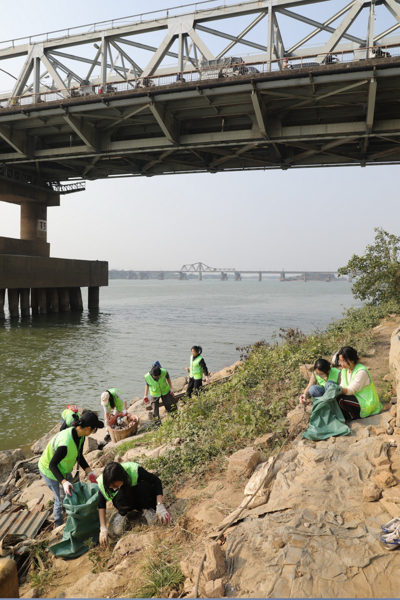 越南保洁队成员在章阳桥下收拾垃圾。 越南保洁队成员在章阳桥下收拾垃圾。