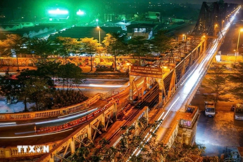 龙边桥——河内过去与现在的交汇点。(图片来源:越通社) 龙边桥——河内过去与现在的交汇点。(图片来源:越通社)