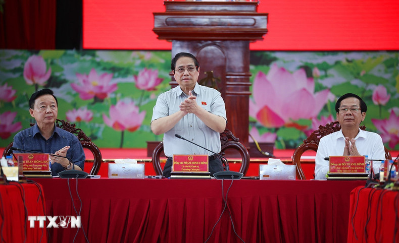 4月21日下午，越南政府总理范明正在芹苴市主持召开关于南方重点交通项目实施情况的各部委和地方会议。