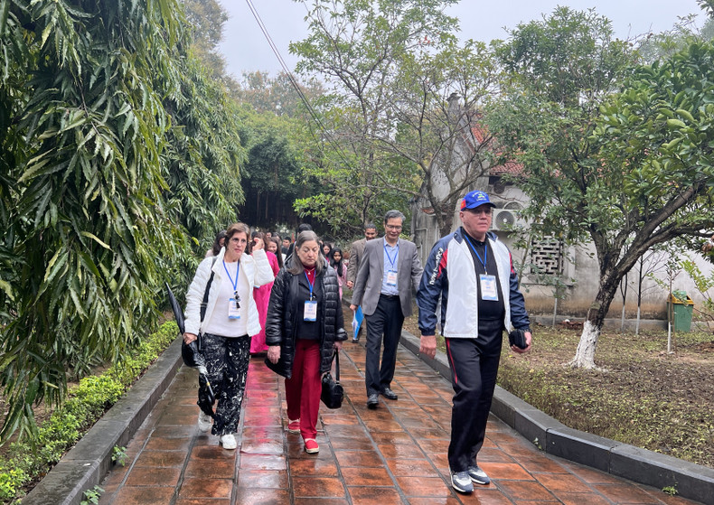 各位代表参观二征夫人祠。