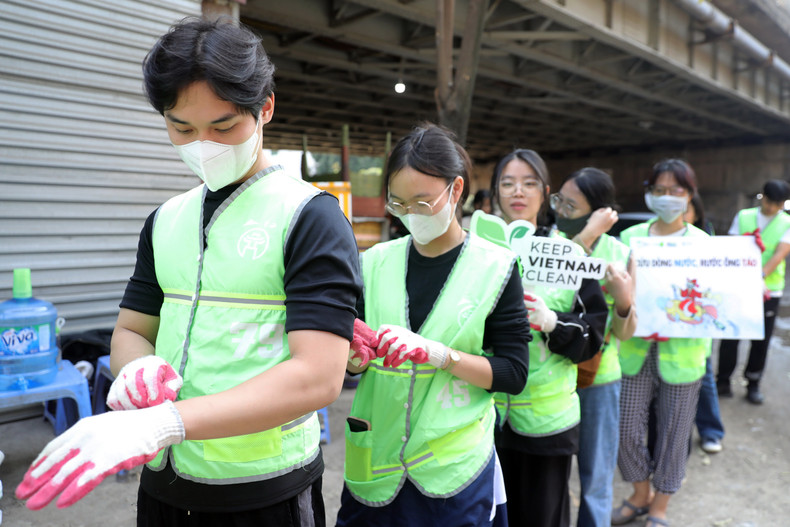 越南保洁队成员都准备防护装备和手套。 越南保洁队成员都准备防护装备和手套。