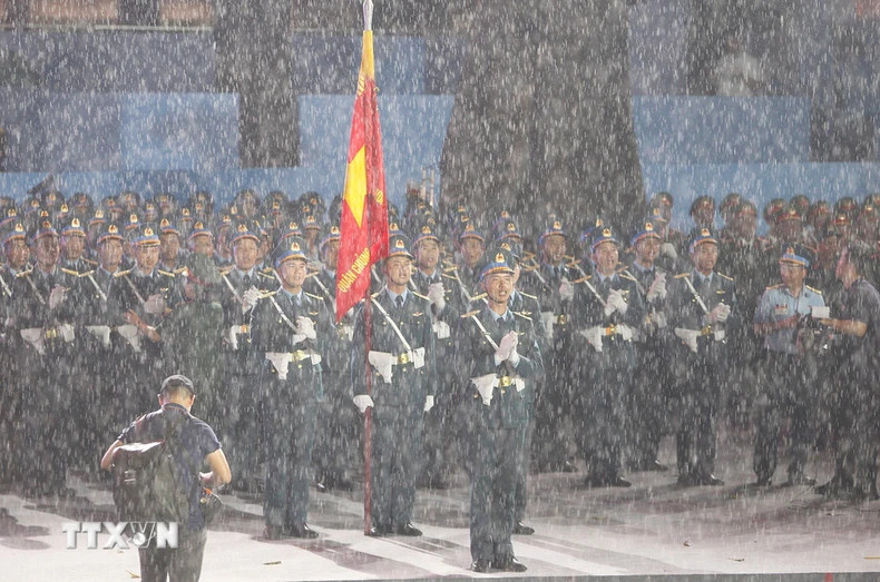越南人民军各方队参加纪念南方解放、国家统一50周年庆典的阅兵和游行预演。(图片来源:越通社) 越南人民军各方队参加纪念南方解放、国家统一50周年庆典的阅兵和游行预演。(图片来源:越通社)