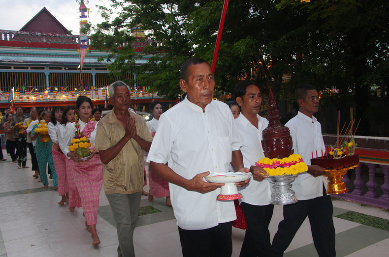 高棉同胞在宋干仪式上绕着主殿巡游，表达对新年到来的祝福与祈愿。