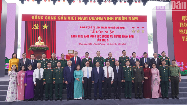 范明正总理和与会代表合影。