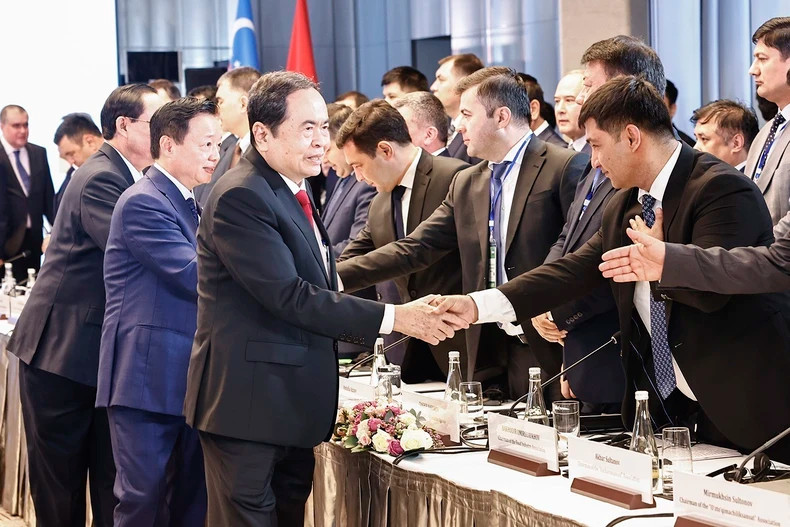 国会主席陈青敏和各位代表。