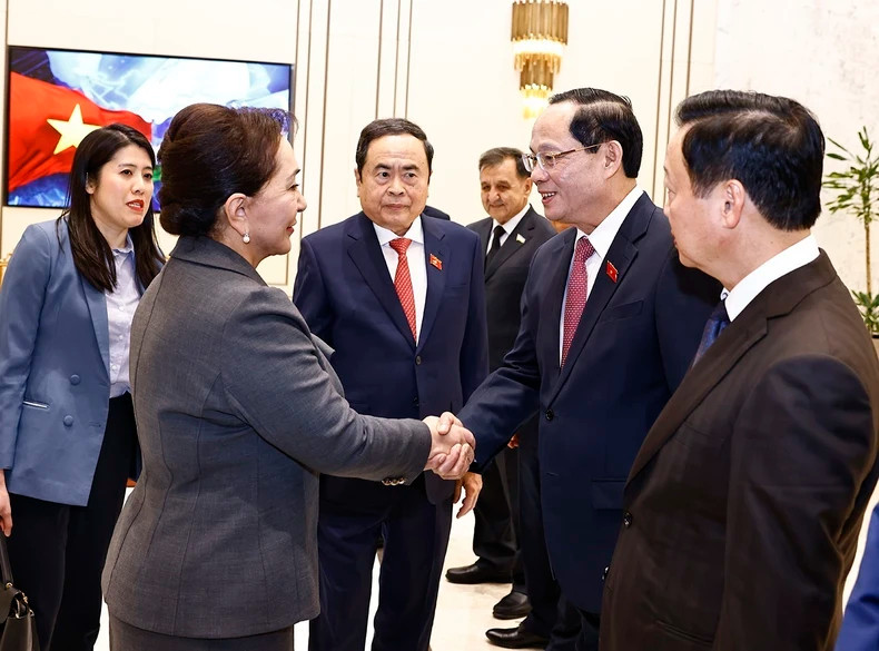 乌兹别克斯坦参议院主席坦齐拉·纳尔巴耶娃和越南代表团成员。（图片来源：越通社）