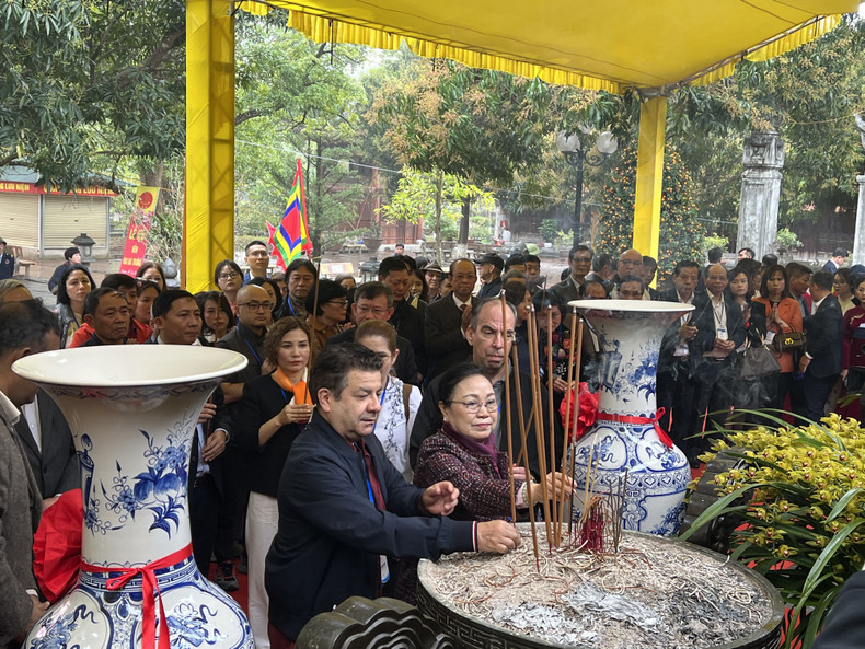 各位代表参加河内市国家级特殊遗迹迷灵县二征夫人祠的上香仪式。