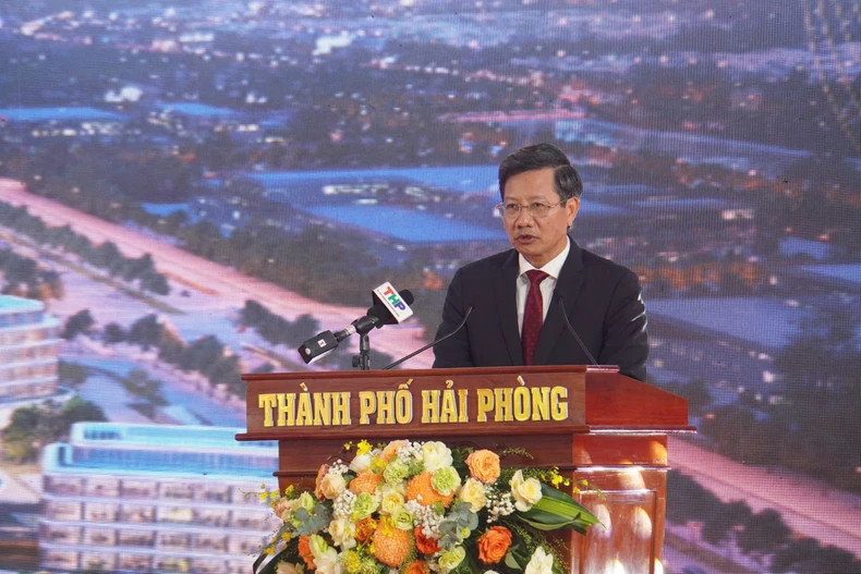 海防市人民委员会常务副主席黎英军在仪式上发表讲话。 海防市人民委员会常务副主席黎英军在仪式上发表讲话。