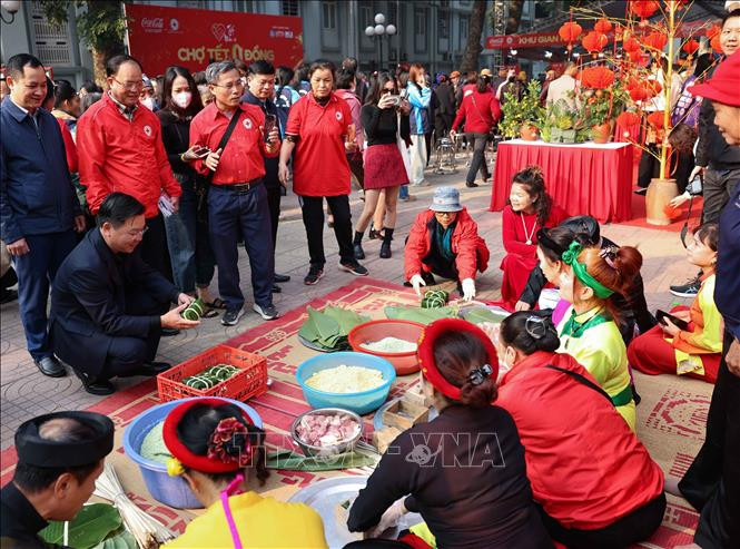 河内市“零越盾春节集市”为2000名贫困者送温暖。(图片来源:越通社) 河内市“零越盾春节集市”为2000名贫困者送温暖。(图片来源:越通社)