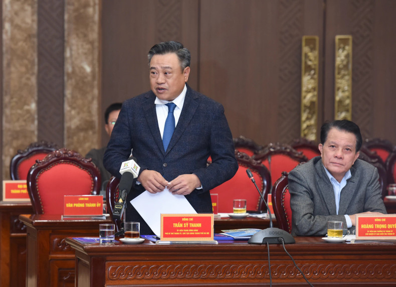 河内市人民委员会主席陈士青在会上发表讲话。 河内市人民委员会主席陈士青在会上发表讲话。