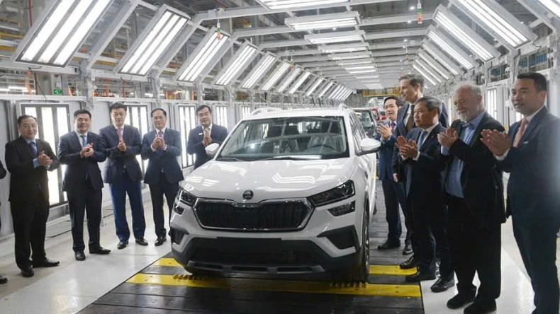 越兴成功汽车制造厂落成及投产仪式。 越兴成功汽车制造厂落成及投产仪式。