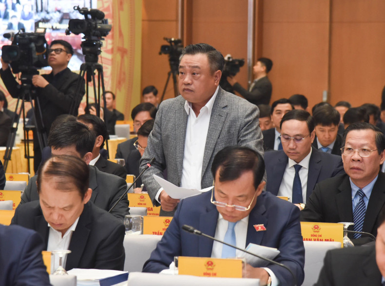 河内市人民委员会主席陈士青在会上发表讲话。