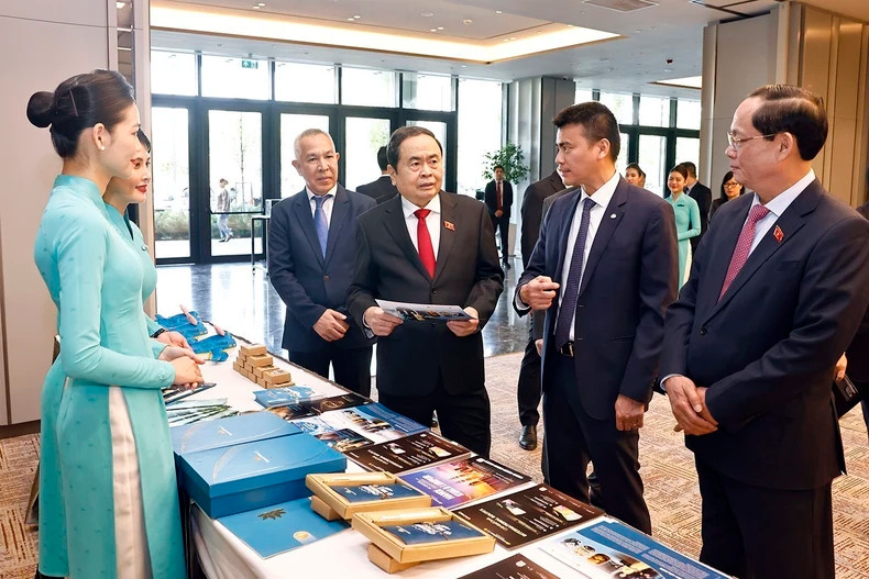 国会主席陈青敏参观越南航空的展位。