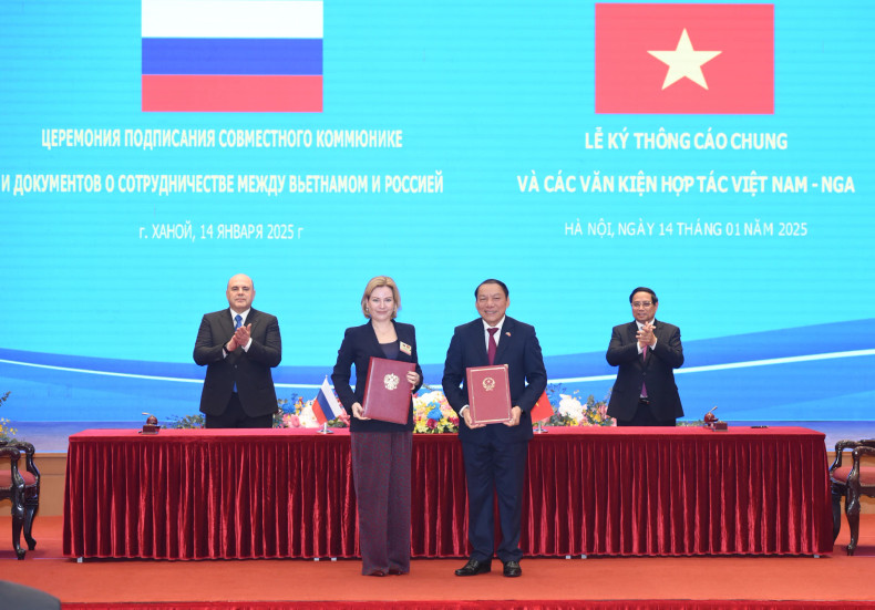 越南政府总理范明正和俄罗斯联邦政府总理米舒斯京见证俄罗斯联邦文化部与越南文化体育与旅游部2025-2027年文化领域合作计划的签字仪式。 越南政府总理范明正和俄罗斯联邦政府总理米舒斯京见证俄罗斯联邦文化部与越南文化体育与旅游部2025-2027年文化领域合作计划的签字仪式。