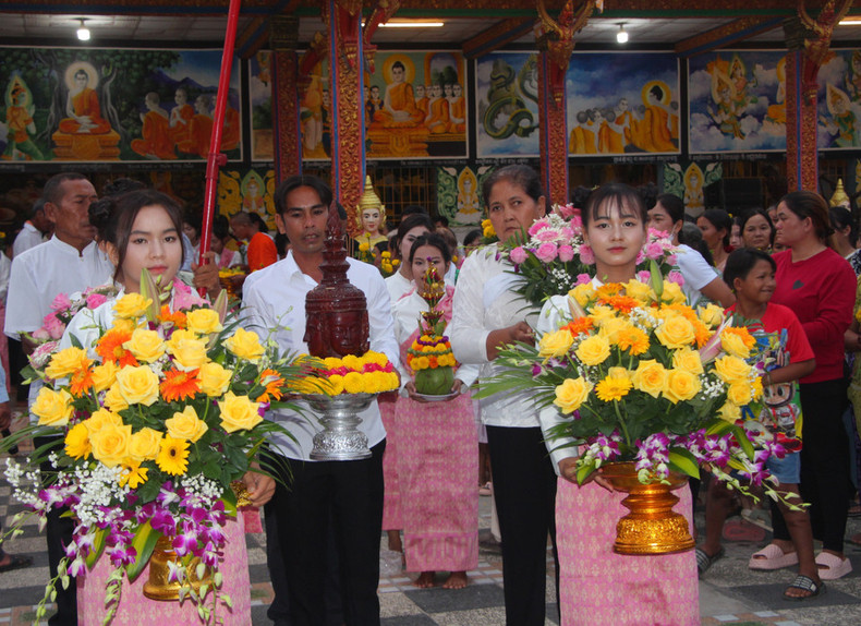 高棉族同胞举行宋干仪式（Songkra）。