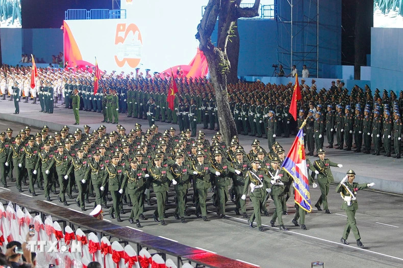 柬埔寨王家军参加纪念越南南方解放、国家统一50周年庆典的阅兵和游行预演。(图片来源:越通社) 柬埔寨王家军参加纪念越南南方解放、国家统一50周年庆典的阅兵和游行预演。(图片来源:越通社)