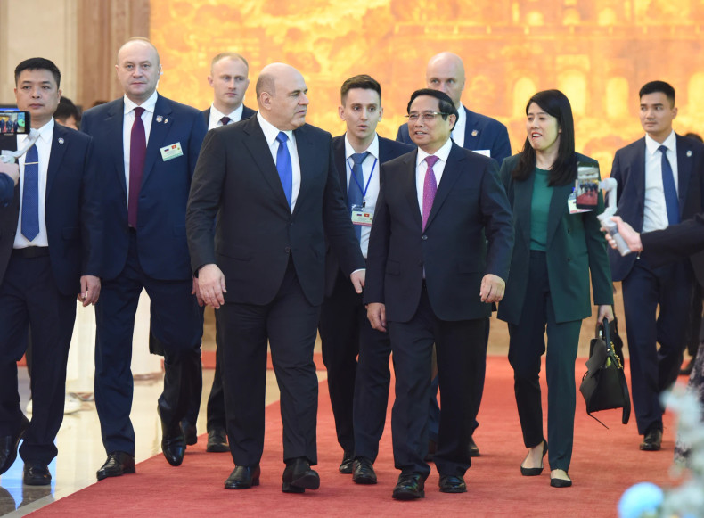 越南政府总理范明正和俄罗斯联邦政府总理米舒斯京出席两国联合公报和各项合作文件签字仪式。 越南政府总理范明正和俄罗斯联邦政府总理米舒斯京出席两国联合公报和各项合作文件签字仪式。