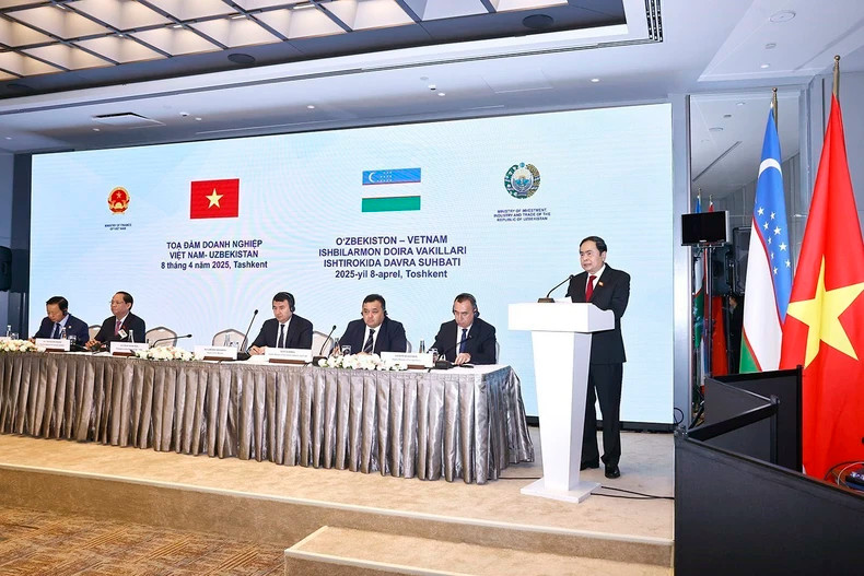 国会主席陈青敏在座谈会上发表讲话。