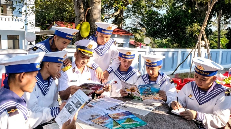土珠(Thổ Chu)610雷达站的干部、战士阅读从陆地送来的春节特刊。 土珠(Thổ Chu)610雷达站的干部、战士阅读从陆地送来的春节特刊。