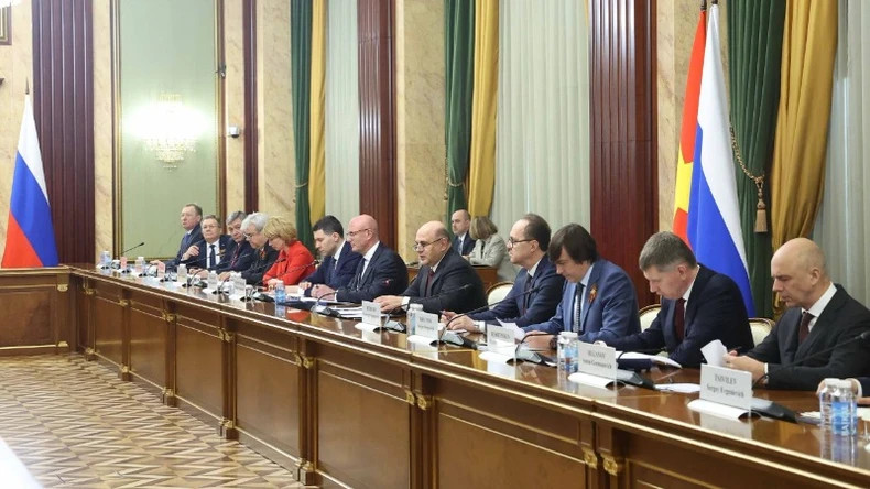 俄罗斯总理米哈伊尔·弗拉基米罗维奇·米舒斯京和俄联邦政府代表团在会见越共中央总书记苏林时。（图片来源：越通社）