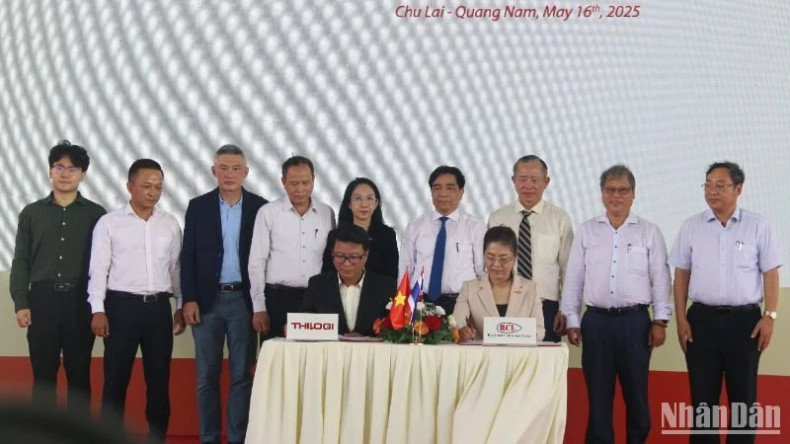 区域集装箱航运公司和朱莱国际港签署合作协议。