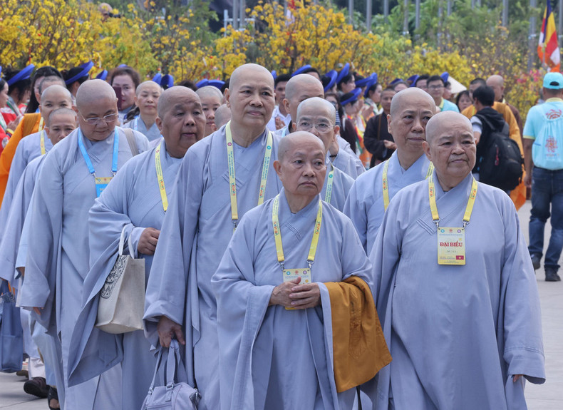 众多代表出席2025年联合国卫塞节开幕式。(图片来源:越通社) 众多代表出席2025年联合国卫塞节开幕式。(图片来源:越通社)