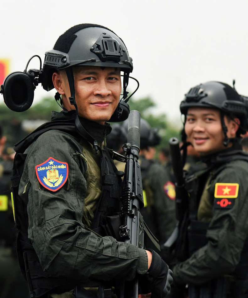 机动警察在训练后。(陈海 摄) 机动警察在训练后。(陈海 摄)