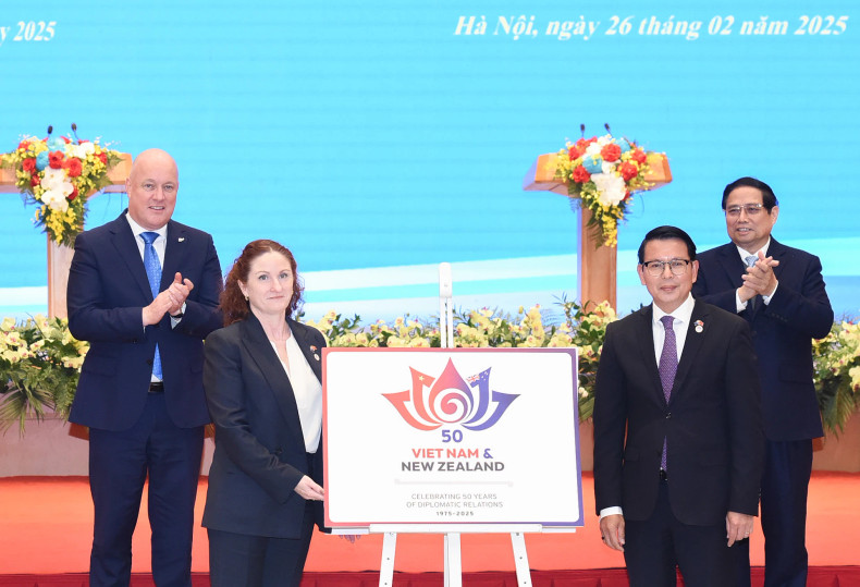 越南政府总理范明正与新西兰总理克里斯托弗•卢克森共同见证了庆祝越新建交50周年纪念标识发布会。 越南政府总理范明正与新西兰总理克里斯托弗•卢克森共同见证了庆祝越新建交50周年纪念标识发布会。