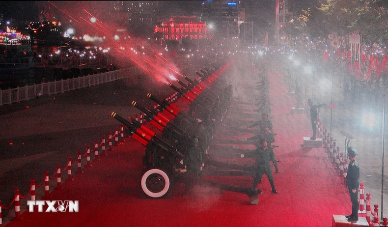 在纪念南方解放、国家统一50周年庆典的阅兵和游行活动的预演中,举行鸣礼炮升国旗仪式。(图片来源:越通社) 在纪念南方解放、国家统一50周年庆典的阅兵和游行活动的预演中,举行鸣礼炮升国旗仪式。(图片来源:越通社)