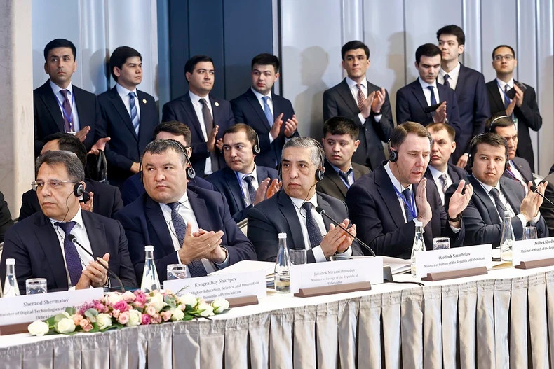 出席越南和乌兹别克斯坦企业座谈会的各位代表。