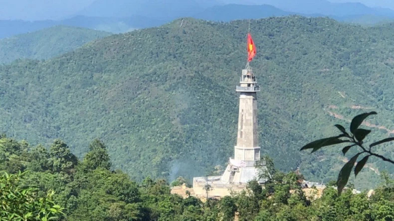 阿巴寨旗台矗立在越中边界线的框罗山(Khoang La San)山脉海拔1459米的山顶上。 阿巴寨旗台矗立在越中边界线的框罗山(Khoang La San)山脉海拔1459米的山顶上。